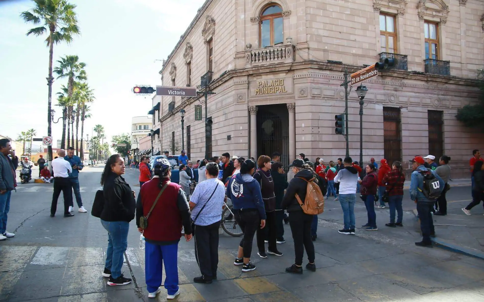 Comerciantes del Excuartel cierran vialidades, les suspenden el servicio de electricidad